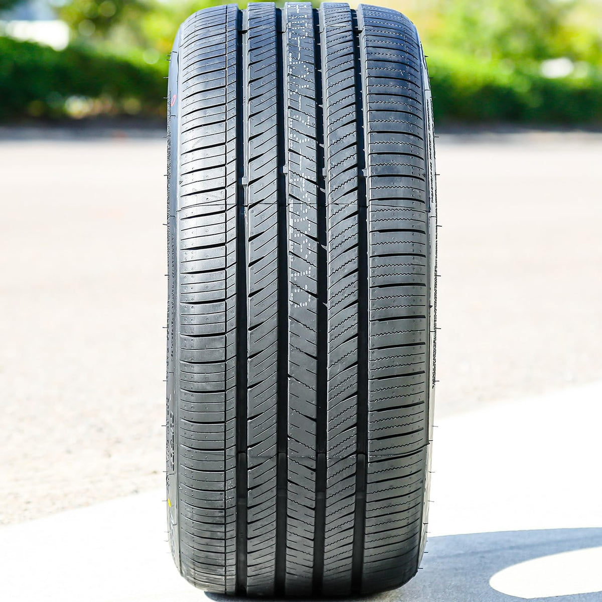 235/40ZR18 95W XL All Season Passenger Tire Z621473