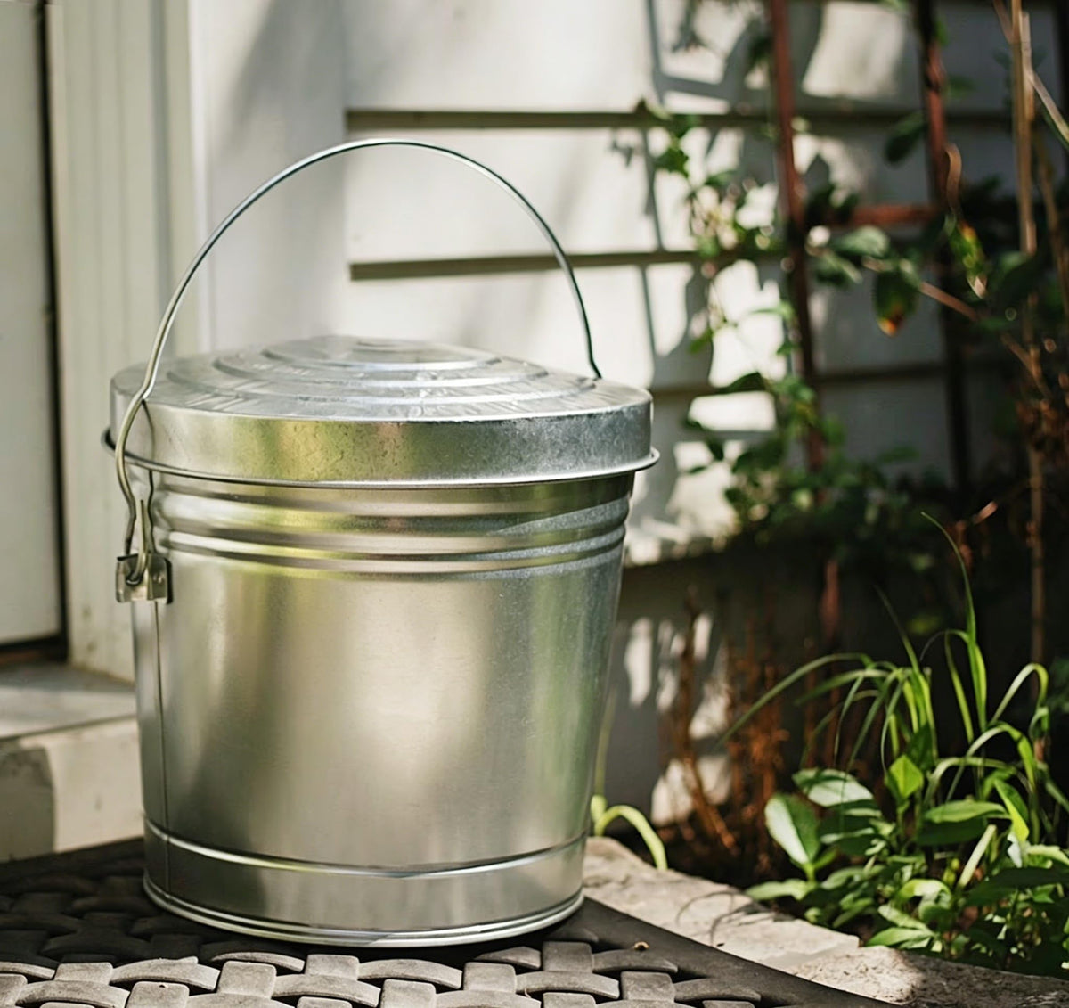 6-Gallon Galvanized Steel Locking Lid Storage Can R40463